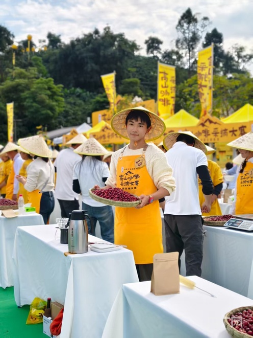 艺 咖啡专业“开山弟子”的进阶实录开元棋牌我的新学期 双手沾泥杯中见(图3)
